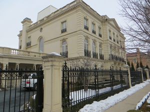 4March2015_1932_north_Burling_01-480px-300x225-1.The new mansion at 1932 North Burling, built in 2009. Courtesy Euan Hague.