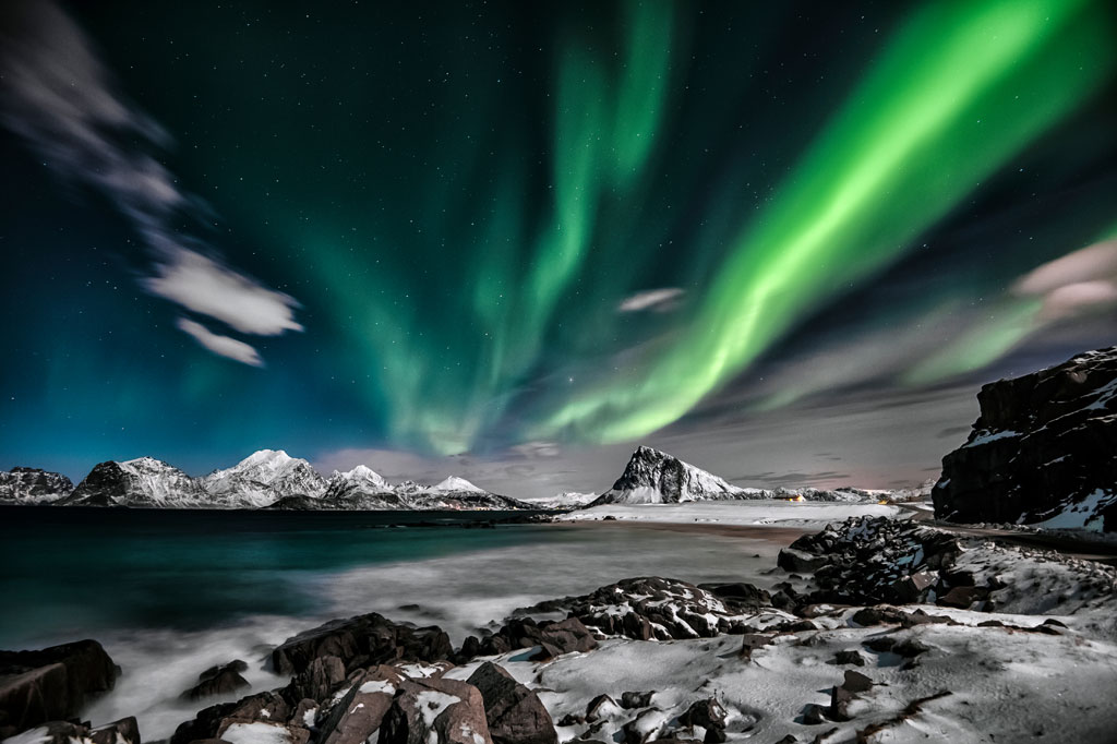 shutterstock_1292006998 northern lights ice snow ocean night sky