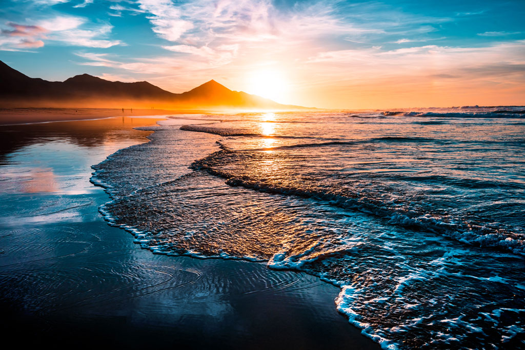 shutterstock_746217742 ocean waves sunset sunrise sun